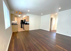 1311 N Mansfield Ave in Los Angeles, CA - Building Photo - Interior Photo