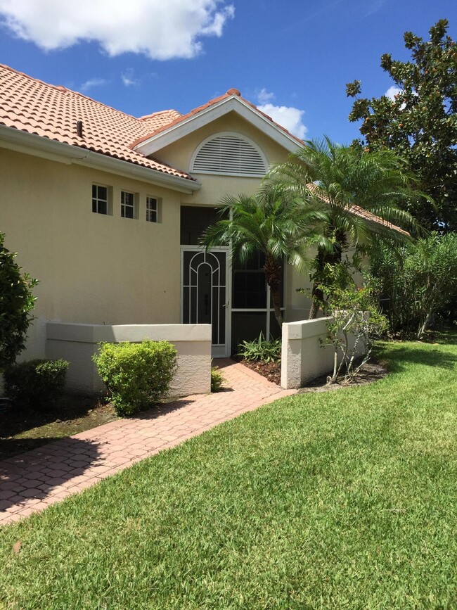 557 SW New Castle Cove in Port St. Lucie, FL - Foto de edificio - Building Photo