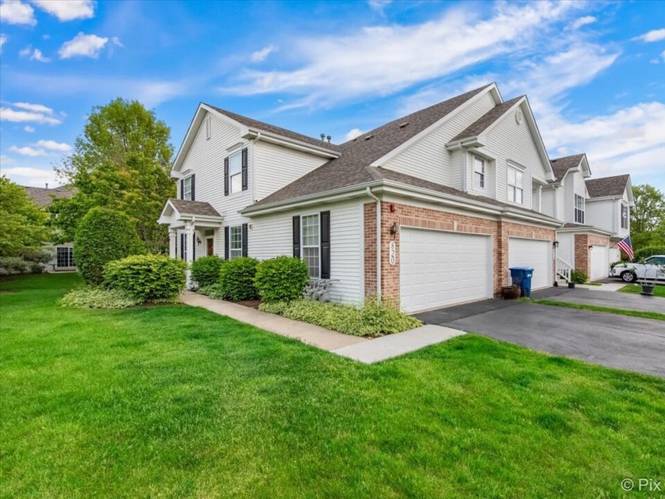 820 Crossing Way in St. Charles, IL - Building Photo