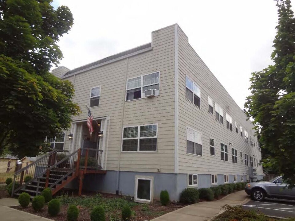 1200 E 4th St in Newberg, OR - Building Photo