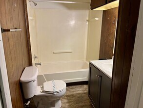 510 E Locust St, Unit A in Bloomington, IL - Building Photo - Building Photo