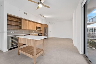 2150 N Bayshore Dr, Unit 0701 in Miami, FL - Building Photo - Building Photo