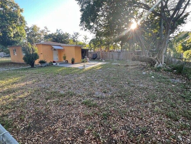 1605 NW 127th St in North Miami, FL - Building Photo - Building Photo