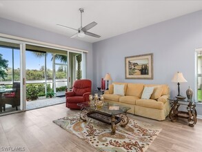 25085 Peacock Ln-Unit -102 in Naples, FL - Foto de edificio - Building Photo