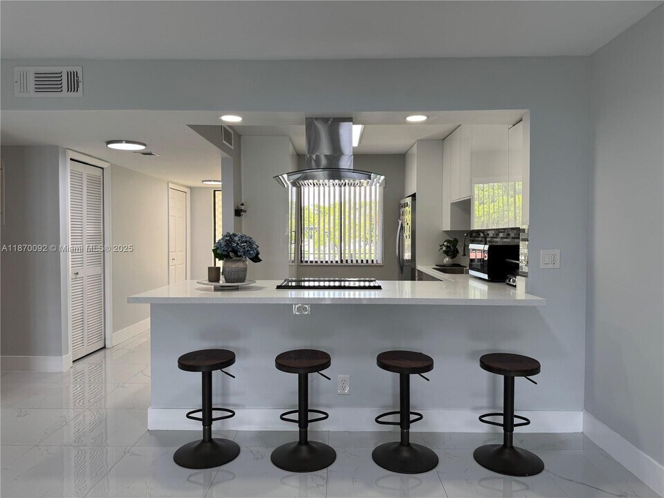 150 Lakeview Dr in Weston, FL - Building Photo
