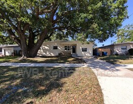 2440 Burlingame Dr W in Jacksonville, FL - Building Photo