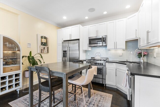 170 W Fifth St in Boston, MA - Building Photo - Building Photo