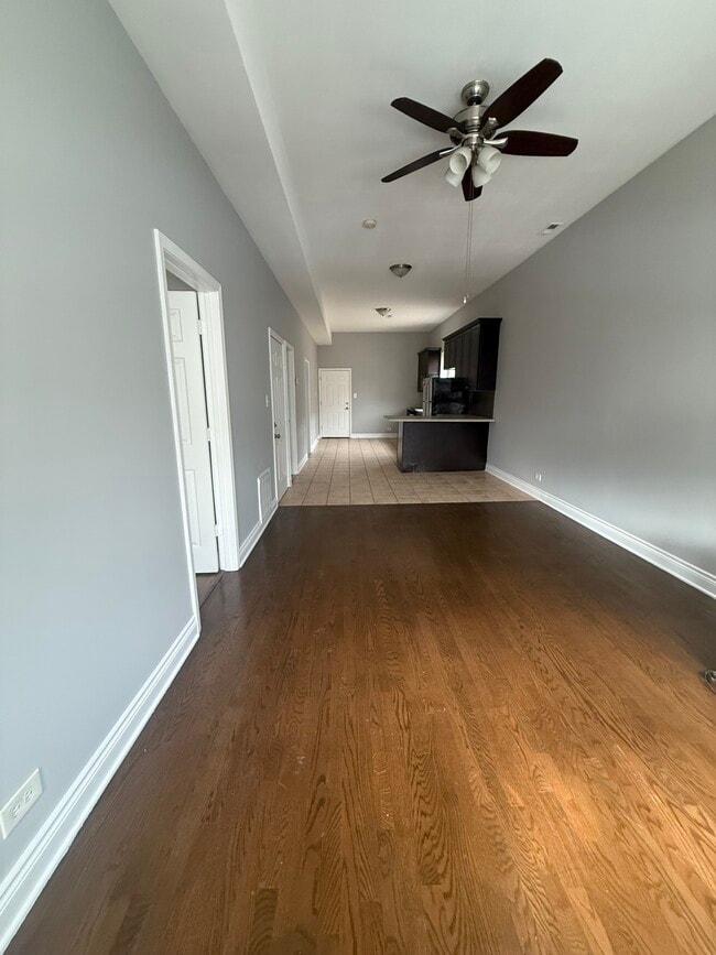 930 W 35th Pl, Unit 2nd Floor Front in Chicago, IL - Foto de edificio - Building Photo