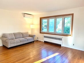 61 Juniper Rd in Port Washington, NY - Building Photo - Building Photo