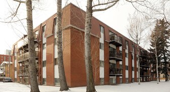 Laurier Manor in Edmonton, AB - Building Photo