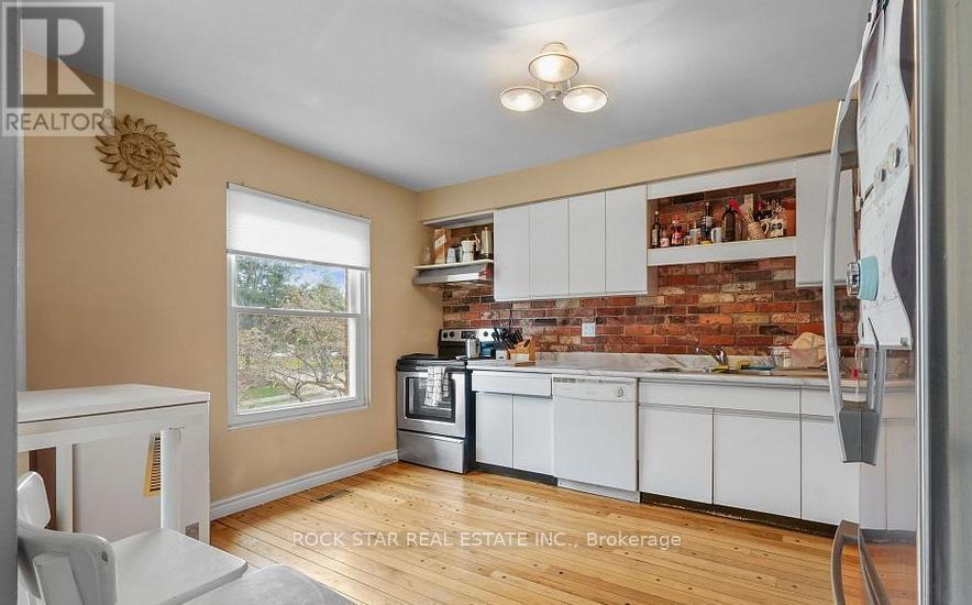 70 Upper Canada Dr in Toronto, ON - Building Photo