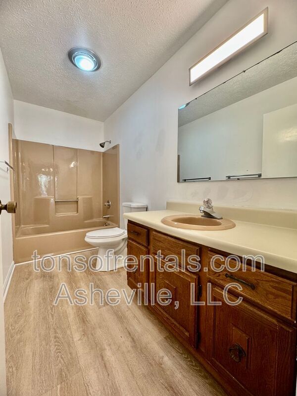 136 Atwood Dr in Hendersonville, NC - Building Photo - Building Photo