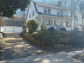 15 Maple Grove St in Great Neck, NY - Building Photo - Building Photo