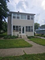211 Edwards Ave in West Dundee, IL - Building Photo