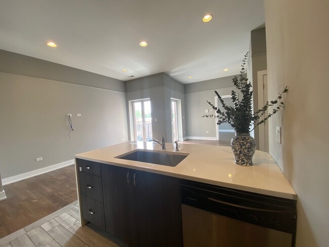 5911 N Northwest Hwy in Chicago, IL - Building Photo - Building Photo