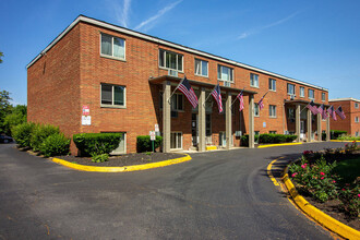 Carriage House Apartments in Elyria, OH - Building Photo - Building Photo