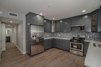 7199 S La Cienega Blvd in Los Angeles, CA - Building Photo - Building Photo
