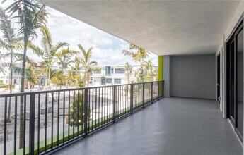 4400 Sunrise Blvd, Unit T1 in Plantation, FL - Building Photo - Building Photo