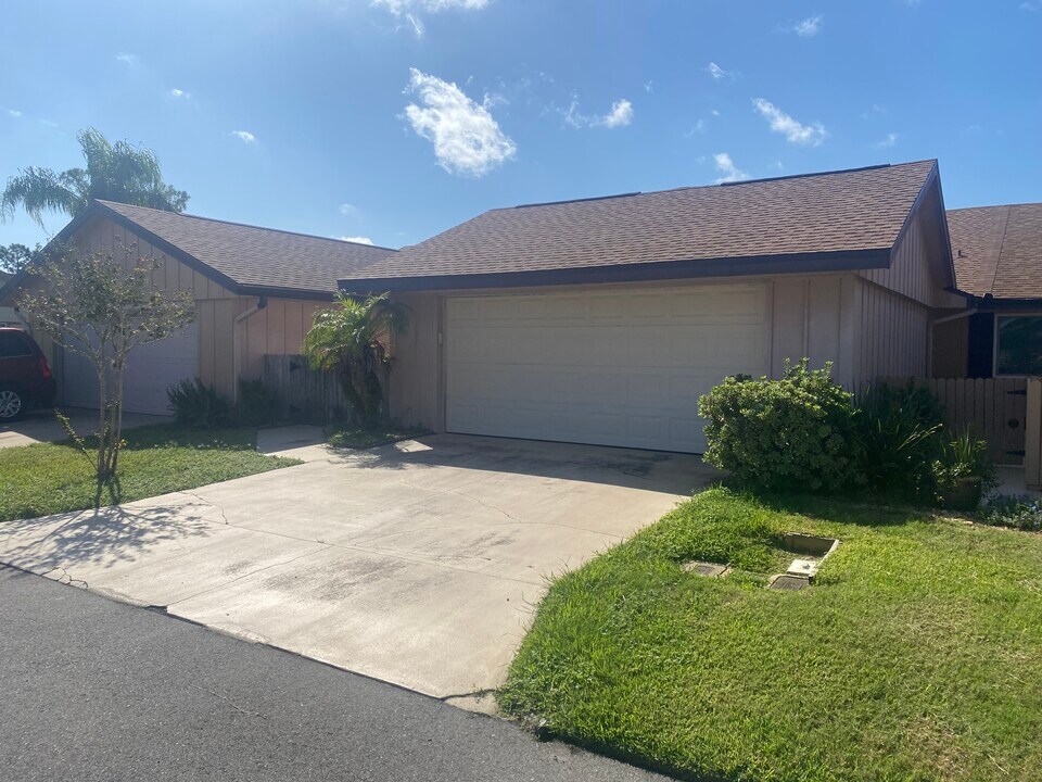 20 Andrea Dr in New Smyrna Beach, FL - Building Photo