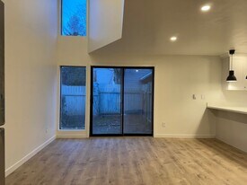 12531 SE 42nd St in Bellevue, WA - Building Photo