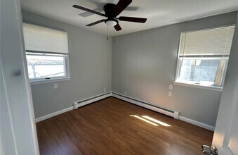 527 W Market St in Long Beach, NY - Building Photo - Building Photo