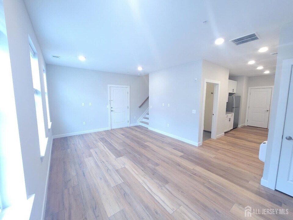 520 Lasko Ln in Sayreville, NJ - Foto de edificio