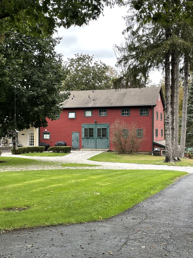 Ivy Hall Estate in Hopewell Junction, NY - Building Photo - Building Photo