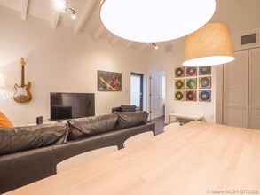 920 SW 9th St-Unit -C in Miami, FL - Foto de edificio - Building Photo