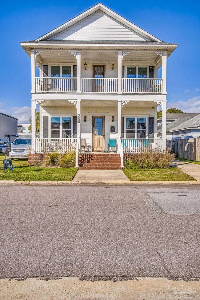 property at 606 W Intendencia St