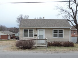 503 W McPherson St in Knob Noster, MO - Building Photo
