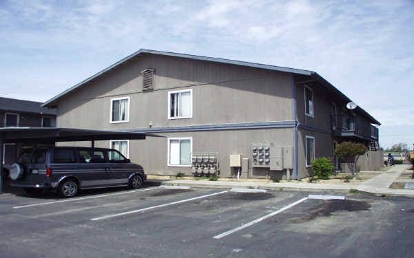 Saratoga Apartments in Selma, CA - Building Photo - Building Photo