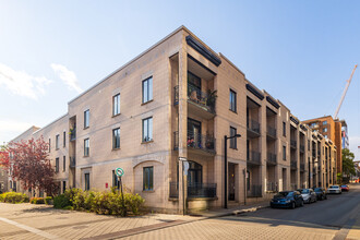 245 De La Gauchetière Rue E in Montréal, QC - Building Photo - Primary Photo