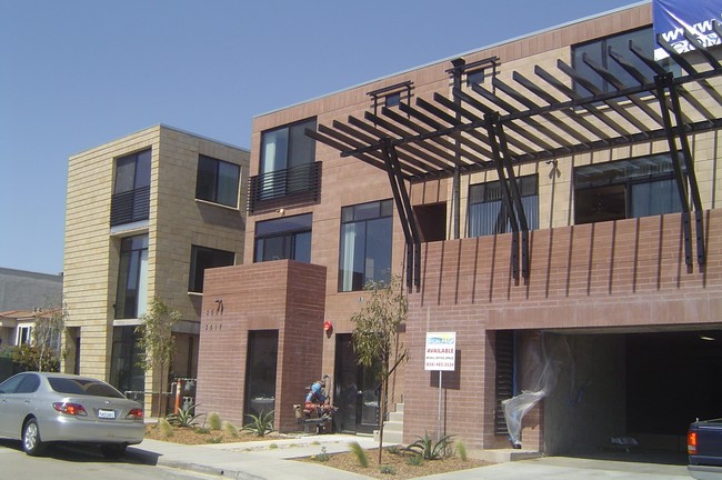 Del Rey Apartments in San Diego, CA - Foto de edificio - Building Photo