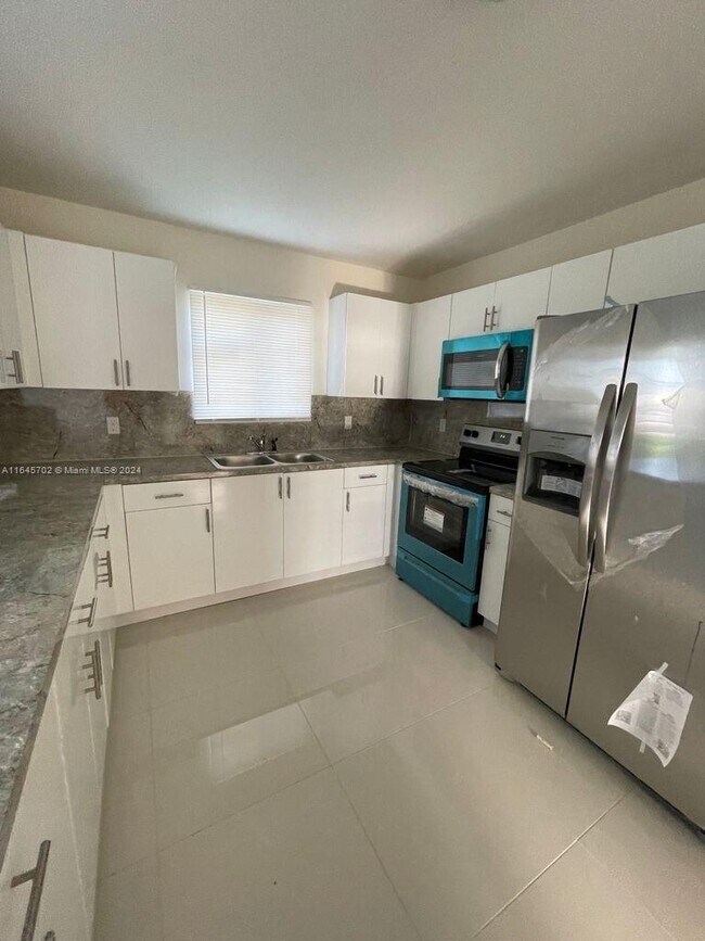 1532 NW 60th St-Unit -1532 in Miami, FL - Building Photo - Building Photo