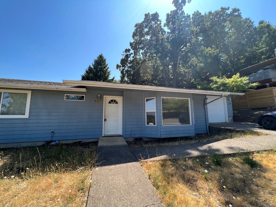 1780 W 25th Ave in Eugene, OR - Building Photo