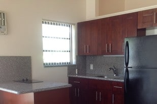 1909 Harding St, Unit 2 in Hollywood, FL - Building Photo