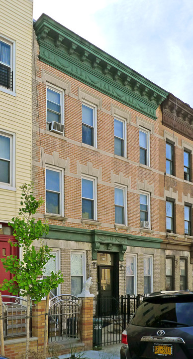 230 Schaefer St in Brooklyn, NY - Foto de edificio