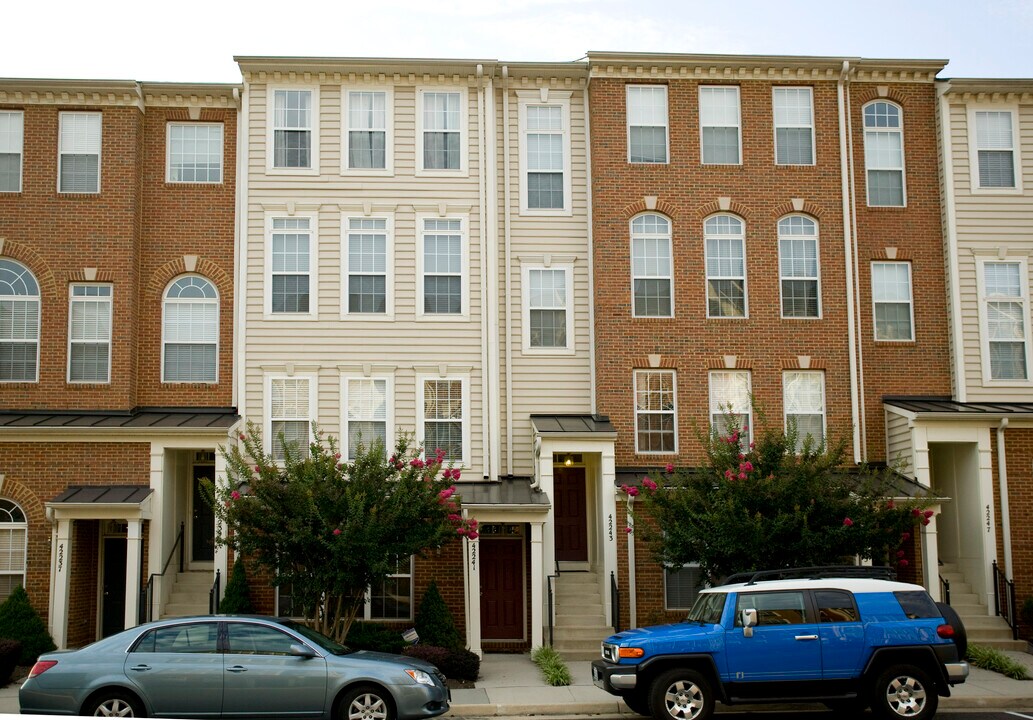 42243 Black Rock Ter, Unit 42243 in Aldie, VA - Building Photo