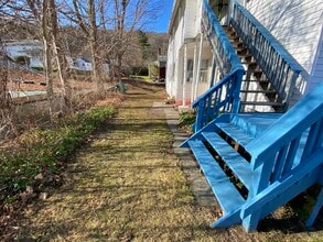 54 Bridge St, Unit #54 2nd floor west in Collinsville, CT - Building Photo - Building Photo