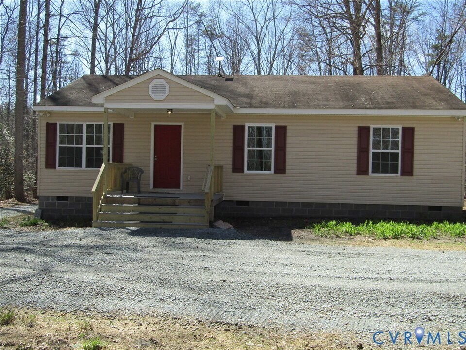 5705 Community House Rd in Columbia, VA - Building Photo