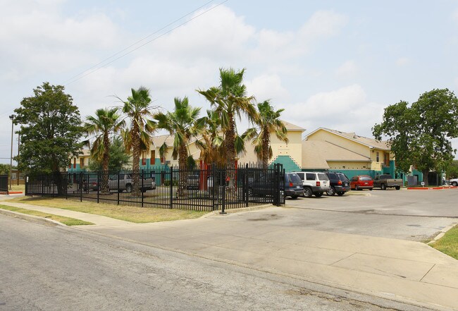 Ernest C. Olivares Senior Community Apartment in San Antonio, TX - Foto de edificio - Building Photo