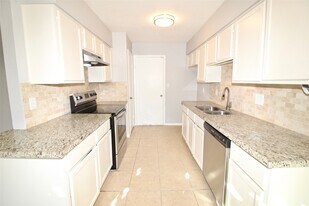 2126 Highland Hills Dr in Sugar Land, TX - Building Photo