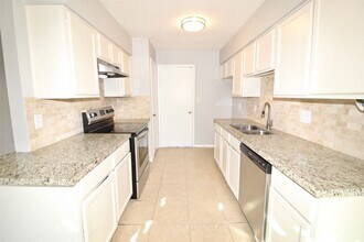 2126 Highland Hills Dr in Sugar Land, TX - Building Photo - Building Photo