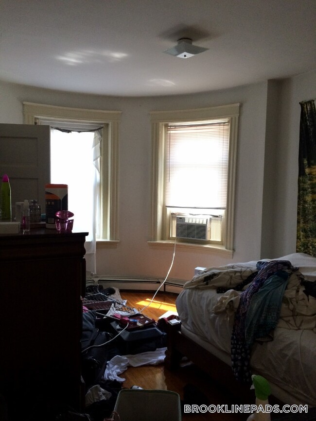 208 Winthrop Rd in Brookline, MA - Building Photo - Building Photo