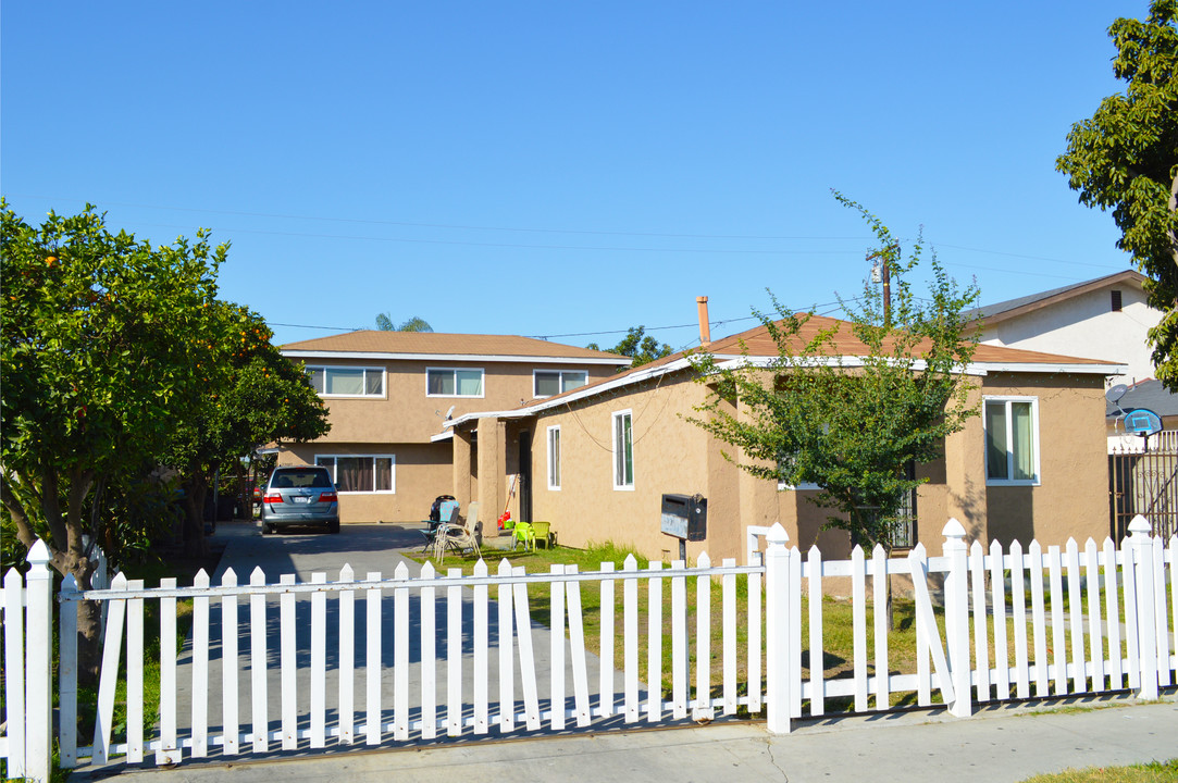 Seine Avenue Duplex in Hawaiian Gardens, CA - Building Photo