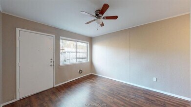 204 Lynn Dr, Unit B in Bryan, TX - Foto de edificio - Building Photo