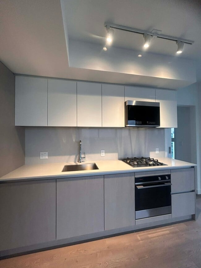 5685 Halley Ave in Burnaby, BC - Building Photo - Building Photo