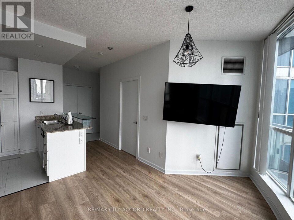 8-3318 York St in Toronto, ON - Building Photo