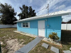 324 Clearwater Ave in Polk City, FL - Building Photo