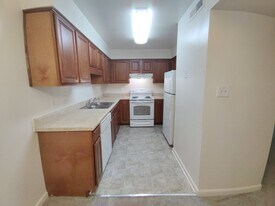 600 Reusens Rd, Unit 1 Bed Waitlist in Lynchburg, VA - Building Photo